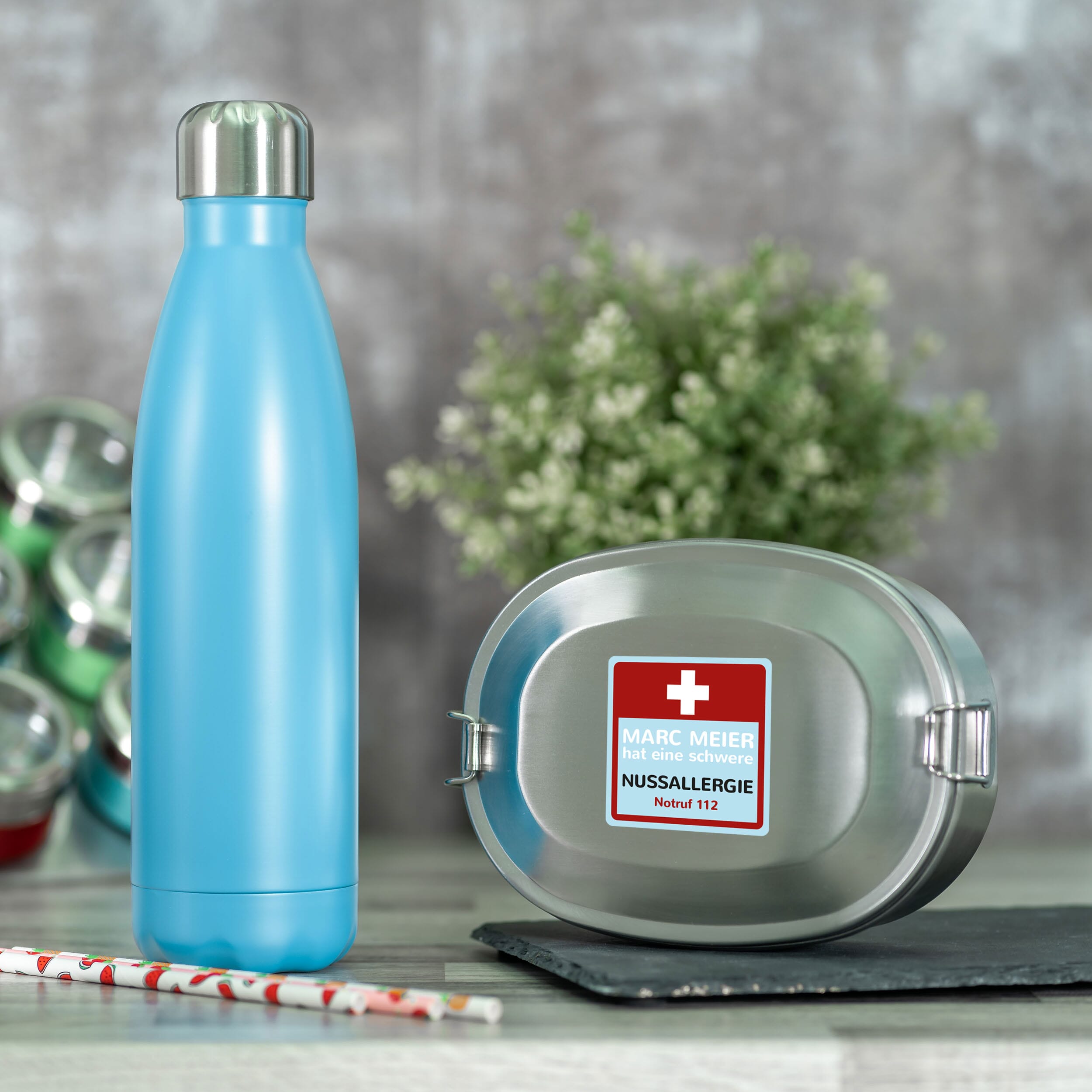 Notfallaufkleber auf Schultasche