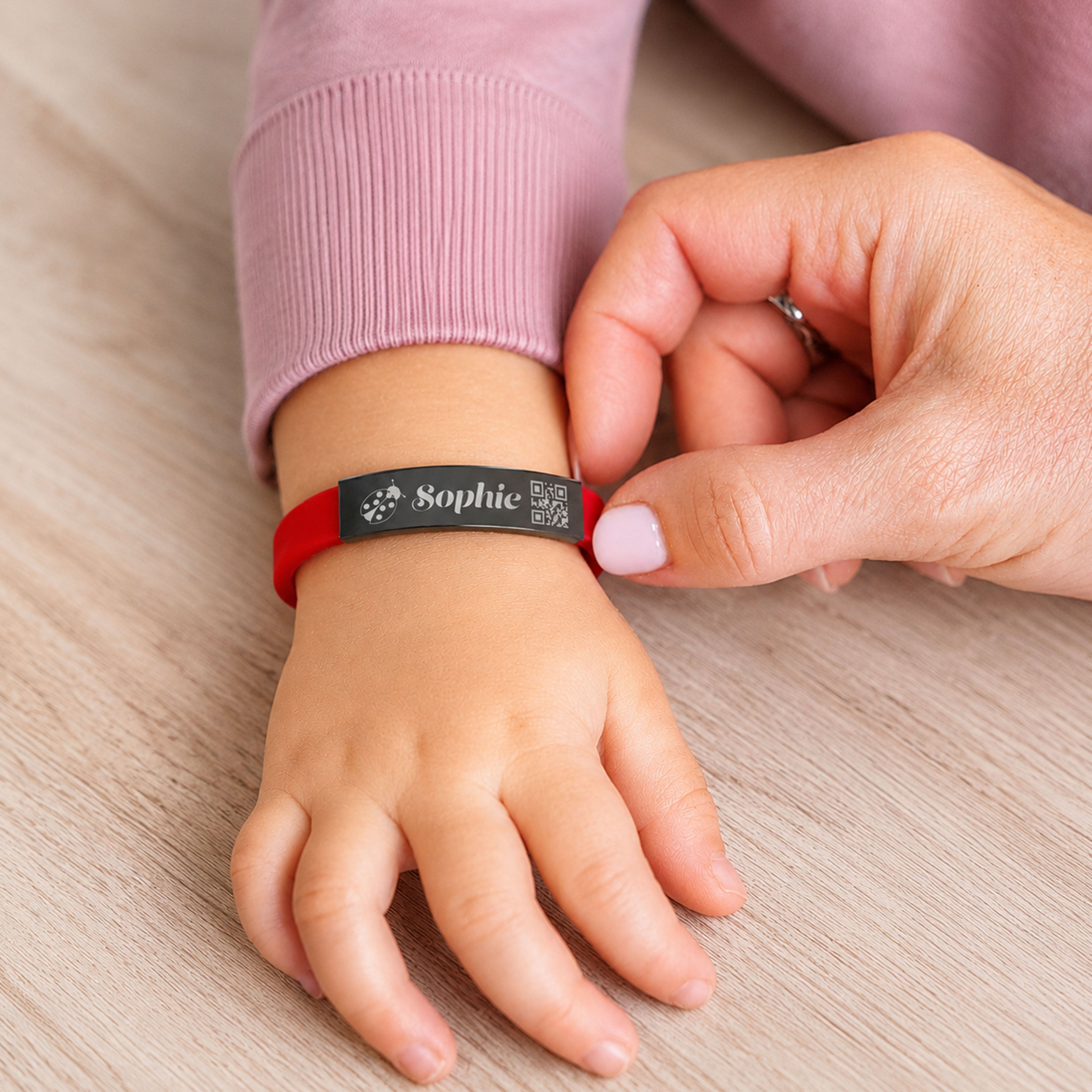 SOS-Armband für Kinder und Senioren mit QR-Code