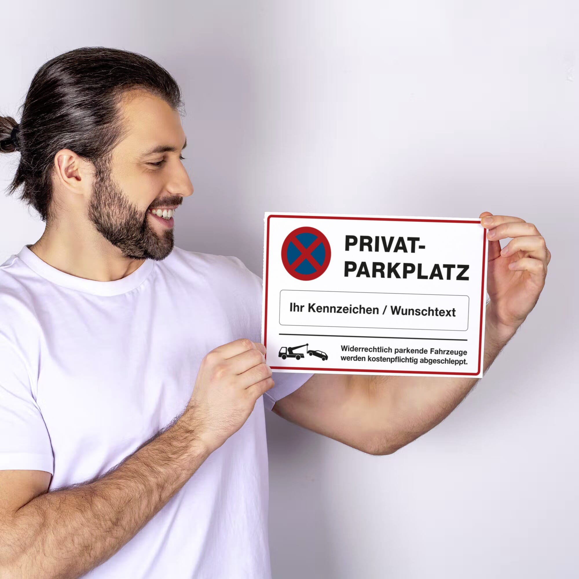 Privatparkplatz-Schild an Wand montiert