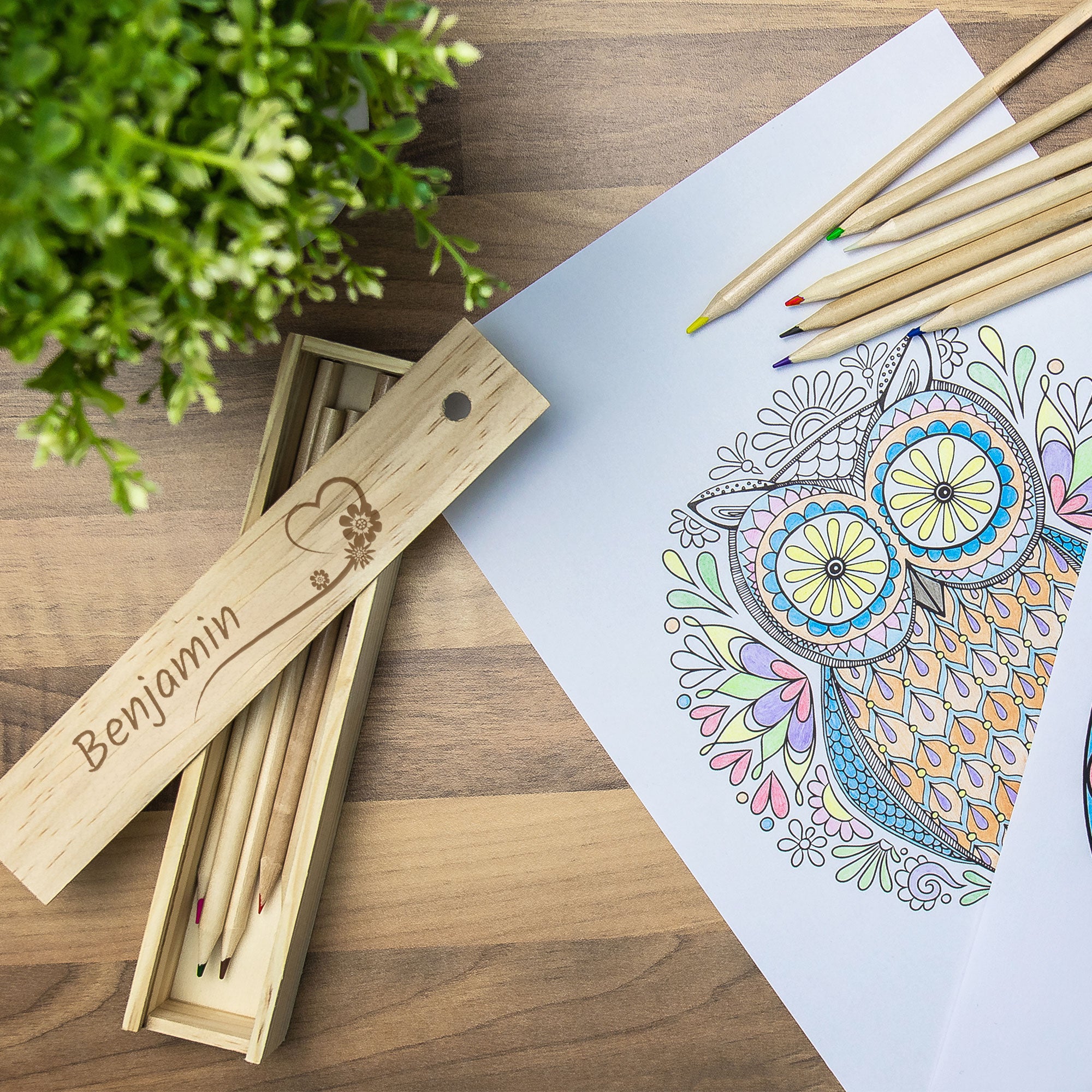 Holzbox mit 12 Buntstiften – Personalisierbar & nachhaltig