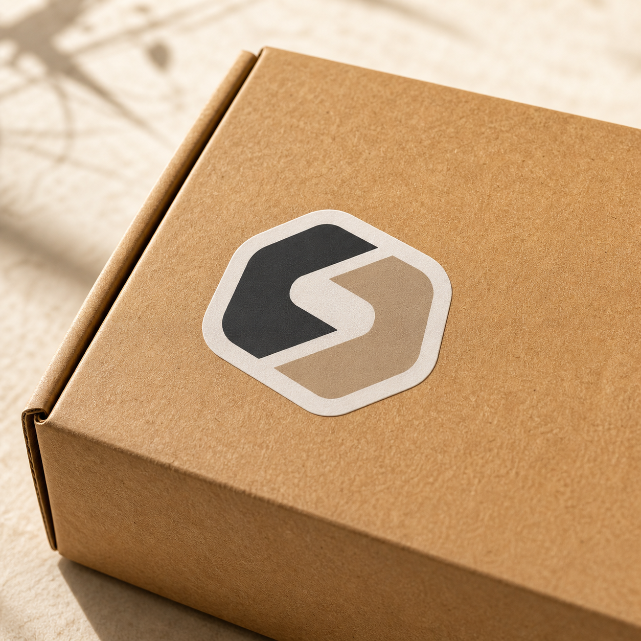 Matter Logo-Sticker auf Versandkarton angebracht